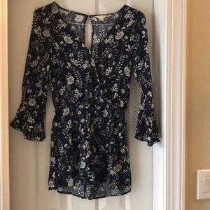 Aeropostale Navy/white floral romper
